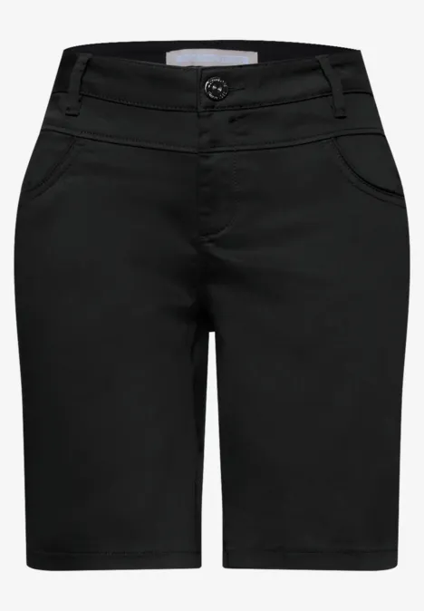 Schwarze Damen-Shorts mit Knopf und Reißverschluss vorne, schmal geschnitten, knielang.