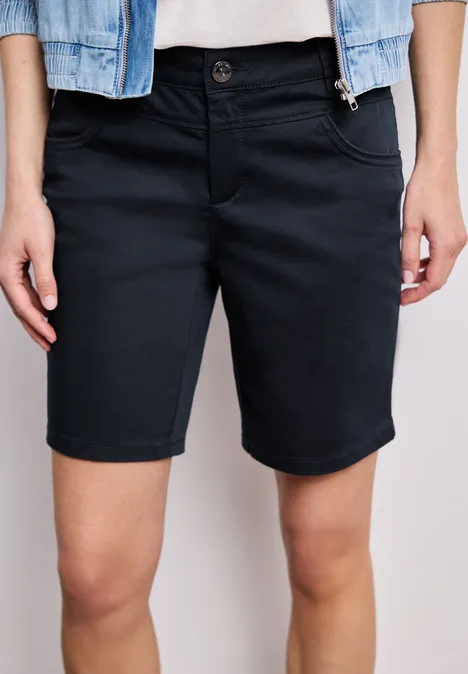 Schwarze Bermudashorts aus Baumwollmischung, knieumspielend und lässig geschnitten.