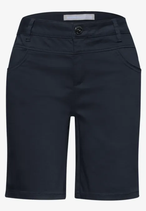 Dunkelblaue Chino-Bermuda-Shorts mit Knopfverschluss und seitlichen Eingrifftaschen.