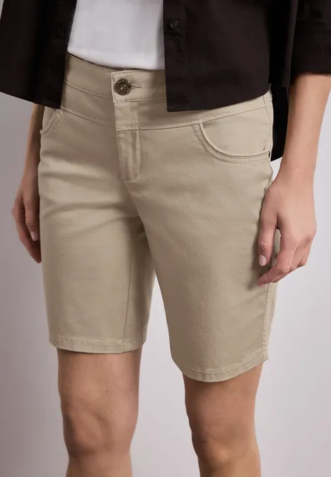 Beige Bermudashorts aus leichtem Stoff, knieumspielende Länge mit seitlichen Eingrifftaschen.