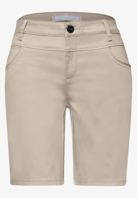Beige Damen-Shorts in Bermuda-Länge mit seitlichen Taschen und Knopfverschluss.
