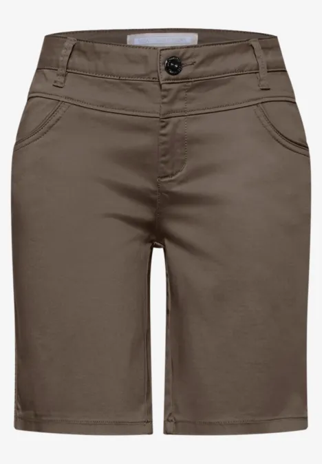 Braune knielange Shorts aus Baumwoll-Chino mit Knopfverschluss und seitlichen Eingrifftaschen.