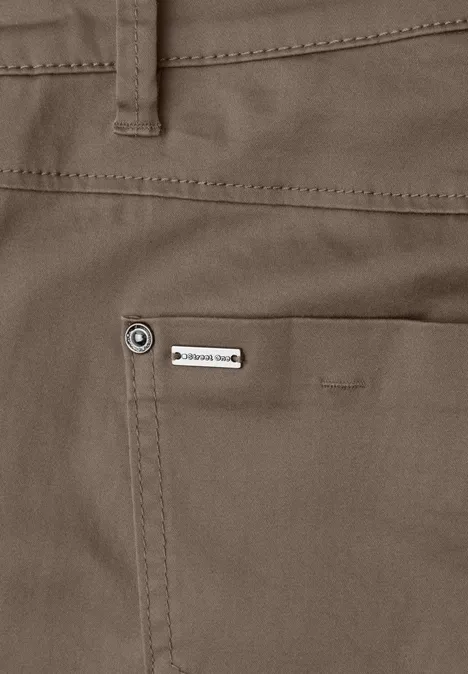 Nahe Aufnahme einer khakifarbenen Hose mit Gesäßtasche, Gürtelschlaufe und kleinem Label.