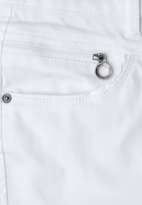 Weiße Jeans mit dezenter Metallöse an der vorderen Tasche.