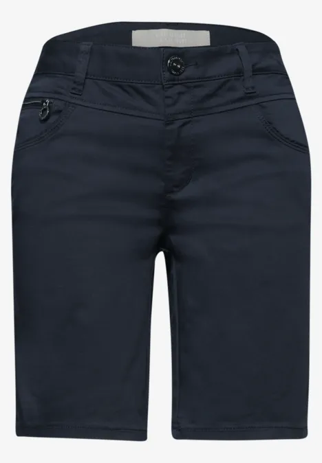 Dunkelblaue Baumwoll-Shorts mit geradem Schnitt, Gürtelschlaufen und Seitentaschen.