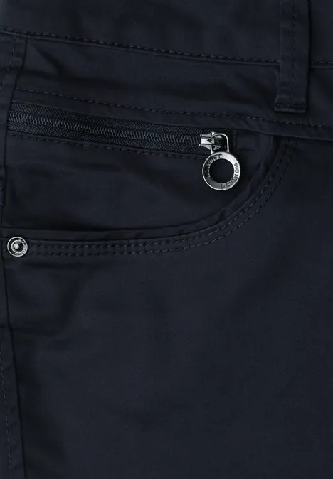Schwarze Hose mit seitlicher Tasche und einem silbernen Metallring als Reißverschlusszug