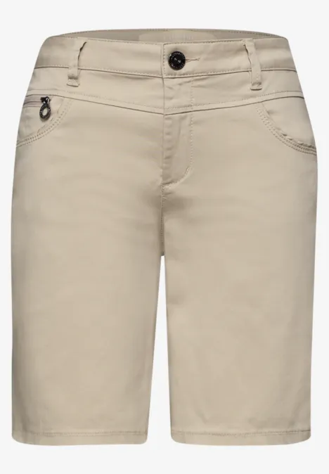 Beige Damen-Shorts mit Knopf- und Reißverschluss, zwei Seitentaschen, knielang, lässiger Schnitt.