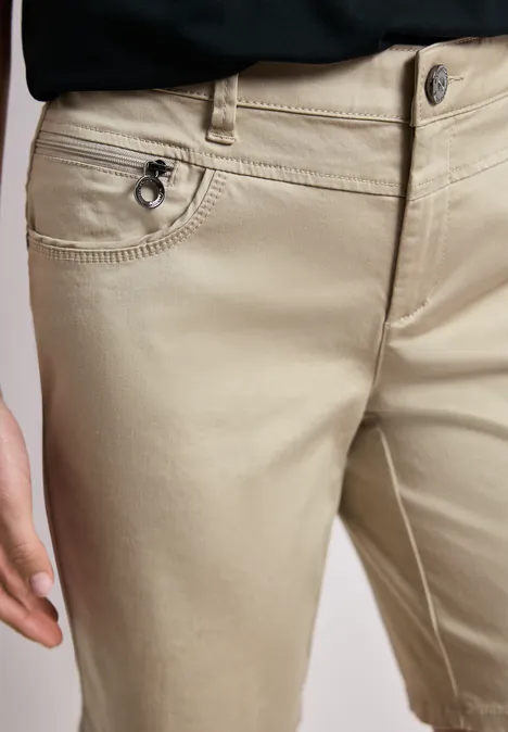 Beige Damen-Shorts mit Reißverschlusstasche vorne und lockerem Schnitt