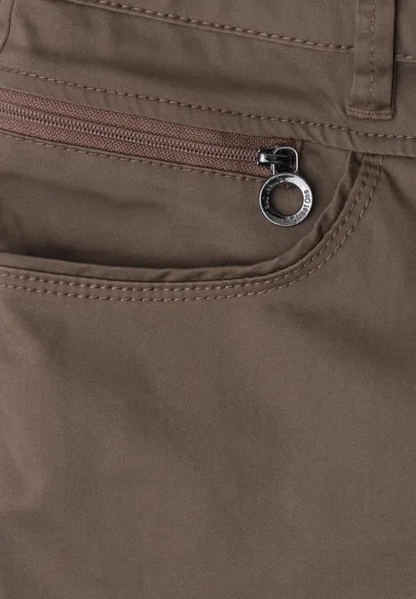 Braune Stoffhose mit Reißverschlusstasche und metallischem Zipper-Ring in der Seitennaht.