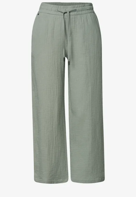 Luchtige linnen broek in lichtgrijs met hoge taille en wijde pijpen.