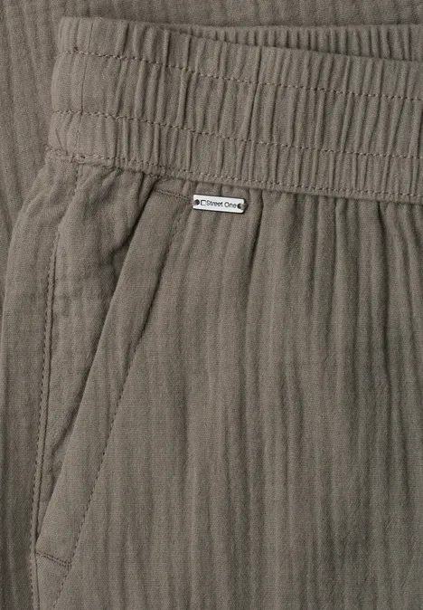 Braune Baumwollhose mit elastischem Bund, geriffelter Struktur und seitlicher Tasche