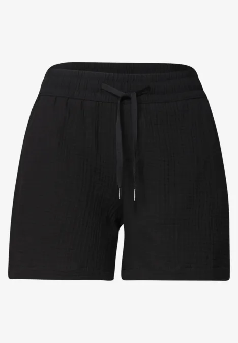 Schwarze, lockere Shorts mit gerippter Textur und Kordelzug in der Taille.