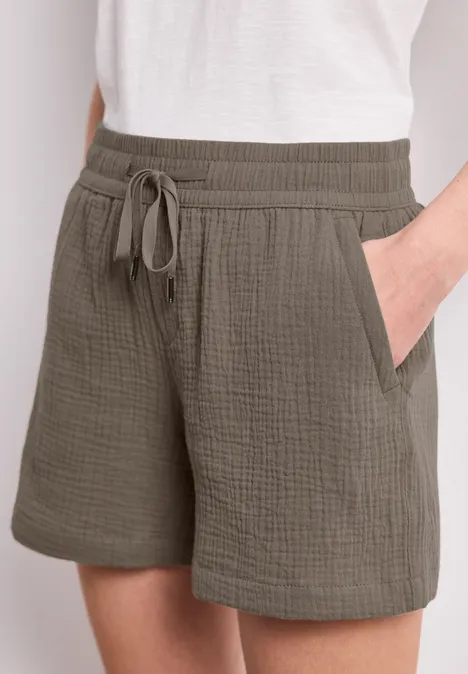 dunkelgrüne, strukturierte Baumwoll-Shorts mit Gummibund, Kordelzug und seitlichen Taschen.