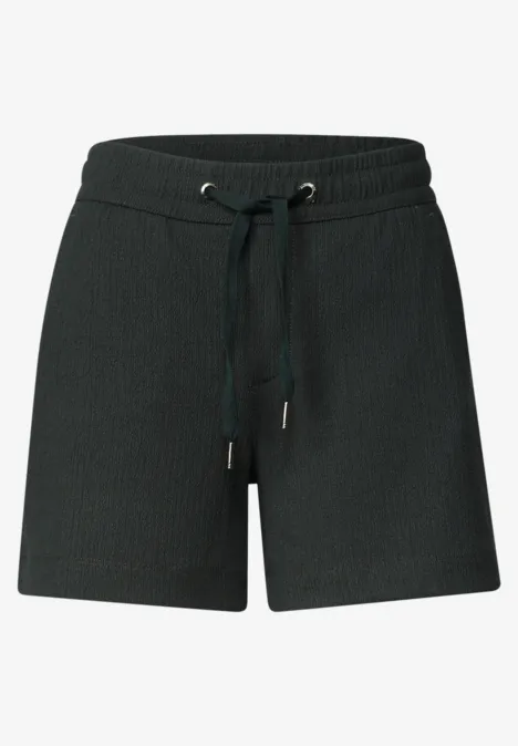 Schwarze, lässige Shorts aus weichem Stoff mit elastischem Bund und Kordelzug.
