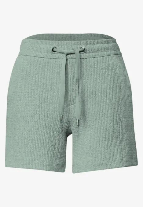 Kurze Strick-Shorts in Salbeigrün mit elastischem Bund und Tunnelzug.