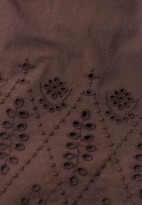 Dunkelbrauner Stoff mit feinem, floralem Stick- und Lochmuster