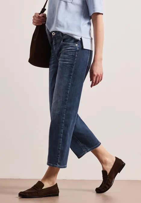 Mid Waist straight leg jeans in casual fit dark blue wash