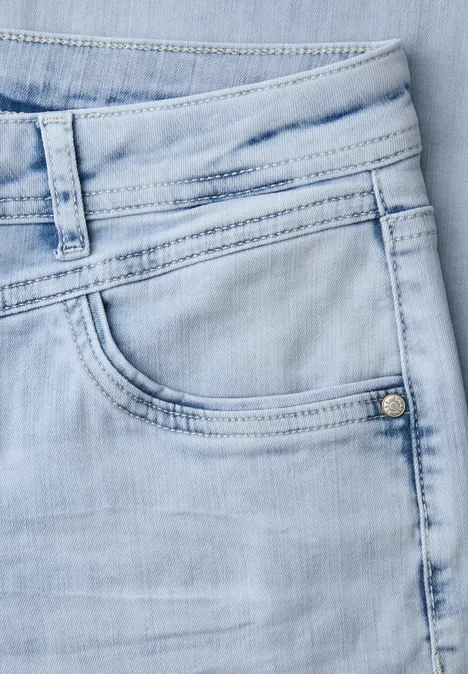 Mid Waist straight leg jeans in casual fit bleached random wash