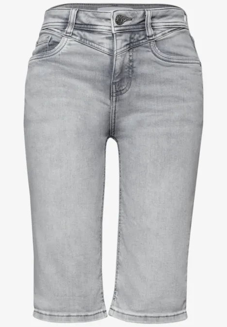 Bermuda met Slim Legs en omgeslagen detail mid grey wash Lichtgrijze jeansbermuda tot op de knie met klassiek 5-pocket design.
