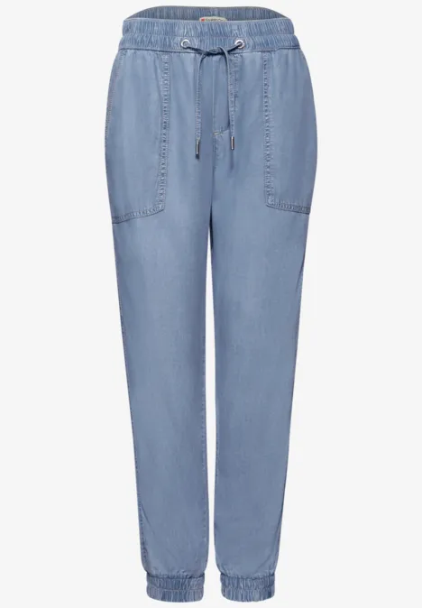Lichtblauwe jogger-jeans met elastische taille, tunnelkoord en opgestikte zakken.