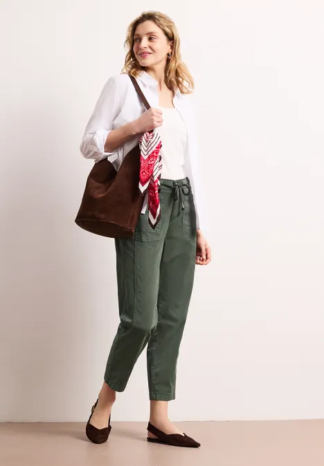 Pantalon à jambes coniques en sergé cilantro green