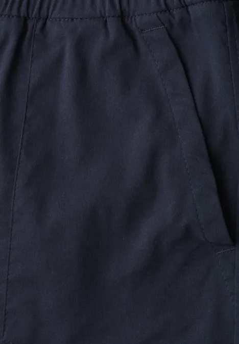 Straight Leg Hose mit Turn-Up-Detail deep blue Dunkelblaue Hose aus Baumwollstoff mit elastischem Bund und seitlicher Eingrifftasche.