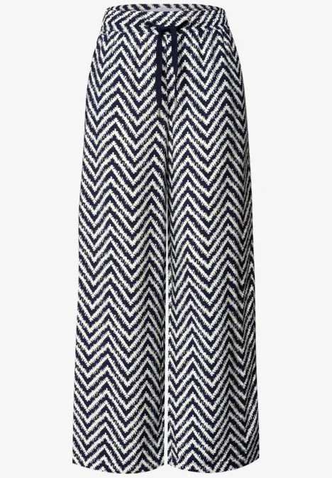 High Waist Wide Leg Hose im Loose Fit deep blue Schicke weite Hose mit schwarz-weißem Zickzack-Muster und elastischem Bund.