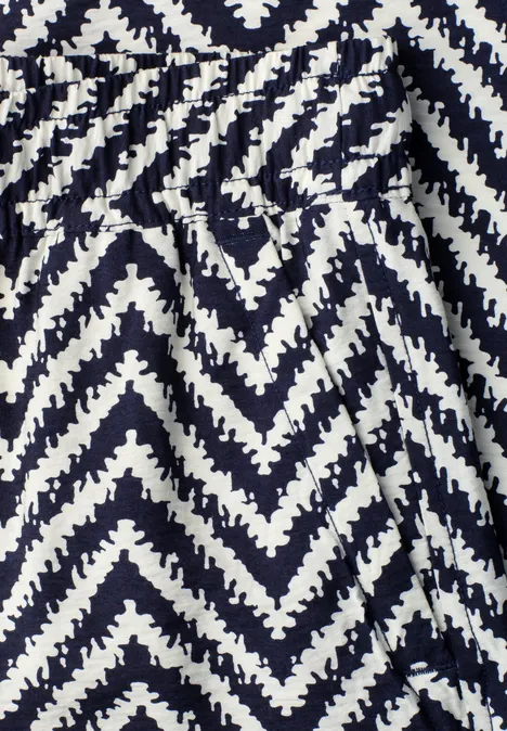 High Waist Wide Leg Hose im Loose Fit deep blue Schwarz-weißes Zickzack-Muster auf Stoff.