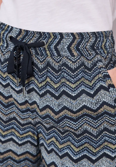 Bequeme Hose mit blau-beigem Zickzackmuster und Tunnelzugbund.