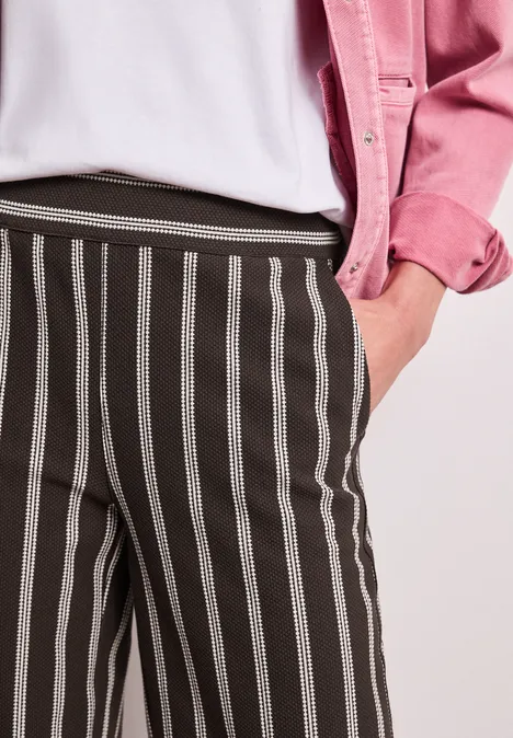 Wide LegPantalon casual fit à rayures espresso brown