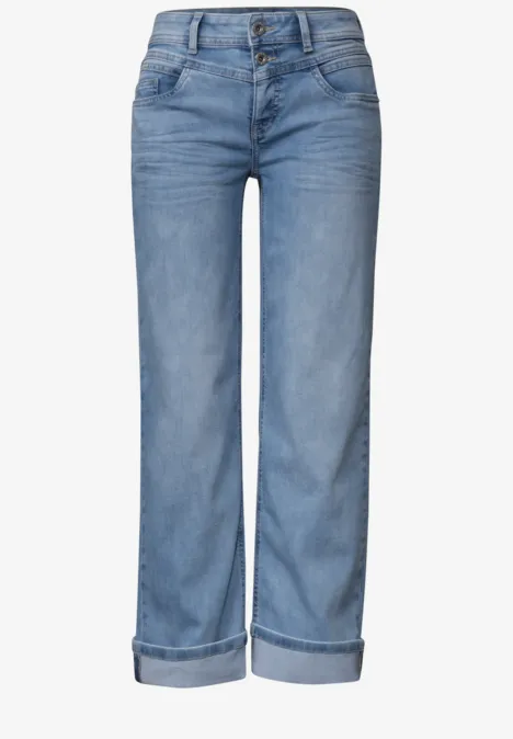 Straight Leg Jeans im Casual Fit mit Turn-Up Light Blue Random Washed Hellblaue, weit geschnittene Jeans mit hochgekrempelten Beinabschlüssen.