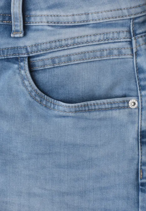 Straight Leg Jeans im Casual Fit mit Turn-Up Light Blue Random Washed Nahaufnahme einer hellblauen Jeanshose mit sichtbarer Vordertasche