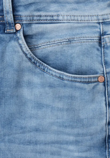High Waist Barrel Leg Jeans im Loose Fit Light Blue Wash Detailaufnahme einer hellblauen Jeanshose mit Tasche und Gürtelschlaufe.
