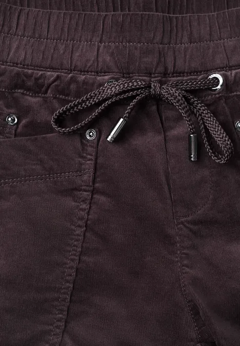 Dunkelrote Cordhose mit elastischem Bund und geflochtenem Kordelzug, Metallösen und Metallenden.
