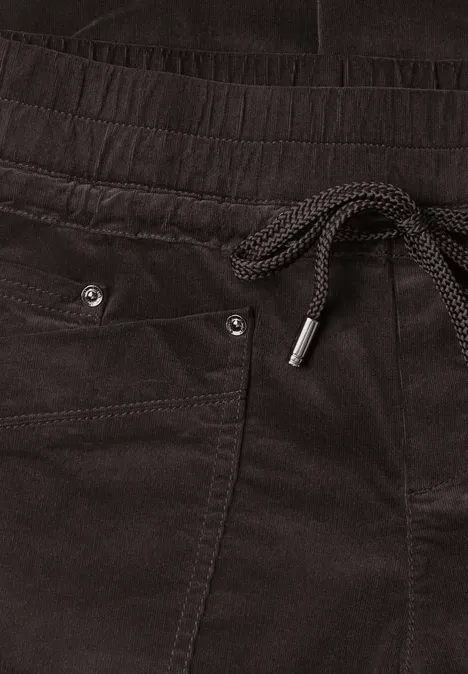 Slim Leg Cordhose im Loose Fit black coffee Schwarze Samthose mit Gummibund, Kordelzug, seitlichen Taschen und Metallösen als dezentes Detail.