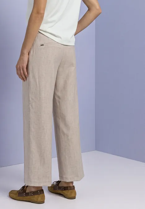 Broek met Straight Leg pijpen in gemêleerde look fading sand Zijaanzicht van een persoon met beige linnen wijde broek, wit topje en bruine loafers.