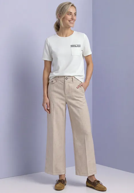 Broek met Straight Leg pijpen in gemêleerde look fading sand Een lachende vrouw in wit t-shirt en wijde beige linnenbroek met zakken en bruine loafers, lila achtergrond.