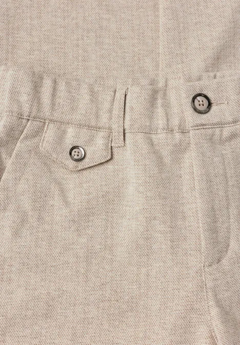 Broek met Straight Leg pijpen in gemêleerde look fading sand Beige broek van fijne stof met tailleband, riemlussen en opgestikte zakken met knopen.