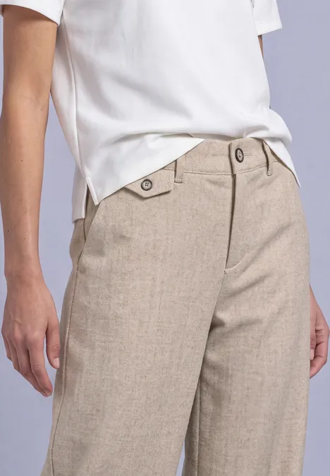 Broek met Straight Leg pijpen in gemêleerde look fading sand Beige, wijde linnen broek met knoopdetail en wit T-shirt.