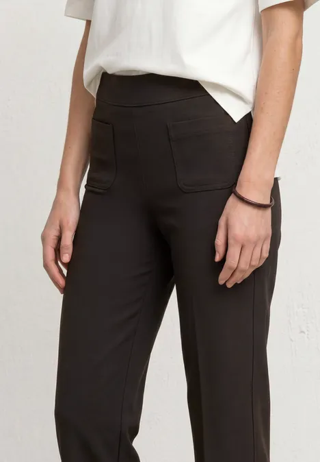 Broek met High Waist en rechte pijpen in casual pasvorm black coffee Schlanke schwarze Hose mit aufgesetzten Taschen, eng anliegend, kombiniert mit weißem Oberteil.