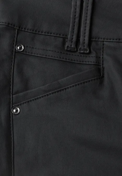Pantalon taille mi-haute, coupe slim, aspect cuir Black Gros plan sur un pantalon noir, poche en biais ornée de rivets