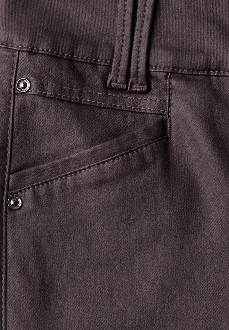 Pantalon taille moyenne, coupe slim, aspect cuir ruby vine Nahaufnahme einer dunkelbraunen Lederhose mit Tasche und Nieten.