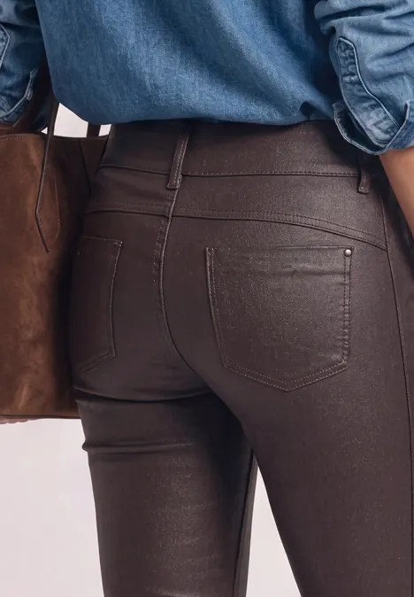 Pantalon taille moyenne, coupe slim, aspect cuir ruby vine Rückenansicht einer Person in braunen Lederleggings und Jeanshemd mit Umhängetasche