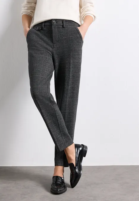 Chino à taille mi-haute, coupe décontractée armor grey mel. Elegante dunkelgraue karierte Hose mit schmaler Passform, kombiniert mit schwarzen Loafern.
