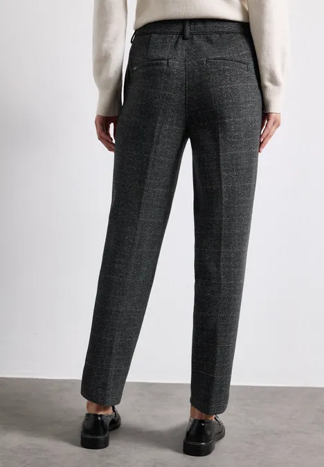 Chino à taille mi-haute, coupe décontractée armor grey mel. Eine Person trägt dunkelgraue, karierte Stoffhose im geraden Schnitt und schwarze Loafer.
