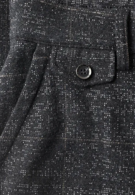 Chino à taille mi-haute, coupe décontractée armor grey mel. Nahe Aufnahme eines dunkelgrauen, strukturierten Stoffs mit Tasche und Klappe samt Knopf.
