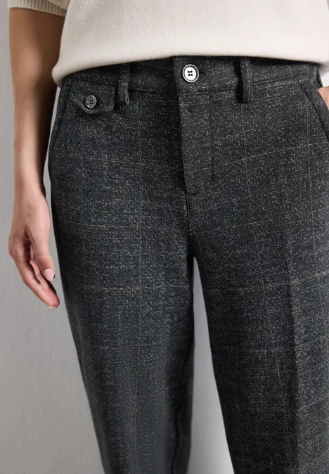 Chino à taille mi-haute, coupe décontractée armor grey mel. Seitlicher Blick auf eine dunkelgraue, karierte Hose mit Knöpfen, kombiniert mit einem hellen Oberteil.