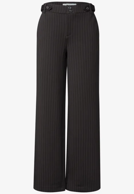 Schwarze, weite Bundfaltenhose mit feinem Nadelstreifenmuster und hoher Taille.