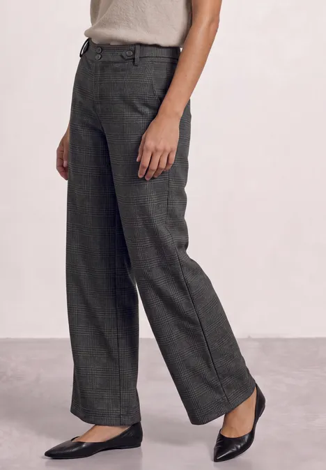 Dunkelgrüne, weite Hose mit hohem Bund und schwarzen Ballerinas.