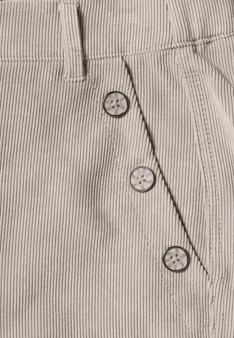 Beige gestreiftes Kleidungsstück aus Stoff mit drei Zierknöpfen an einer diagonalen Seitennaht.